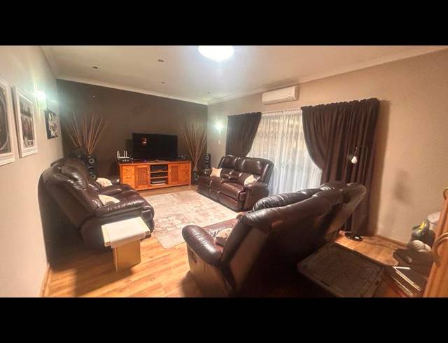 4 BEDROOM HOUSE FOR SALE IN KOSMOSPARK